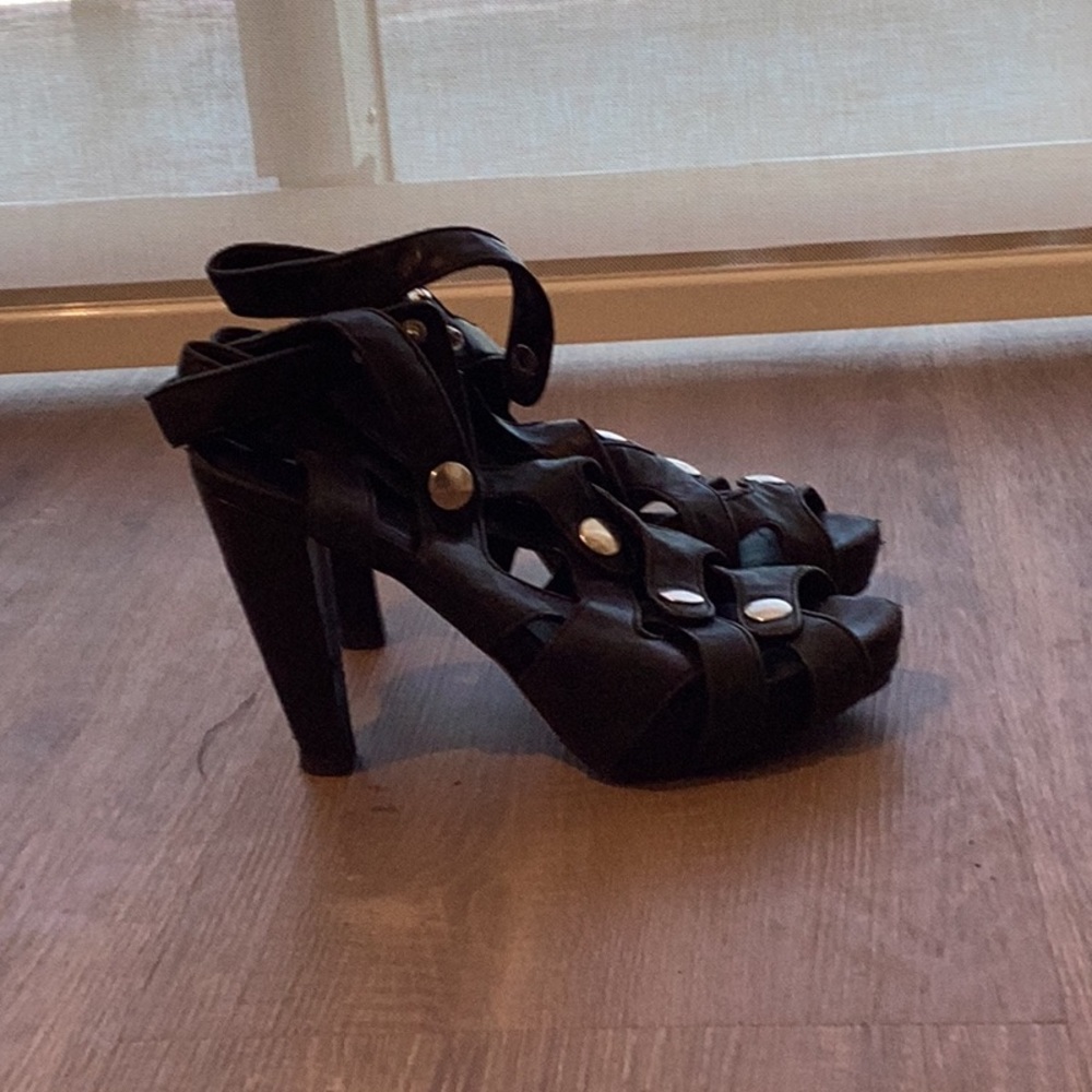 4 inch black heel with 4 button laches
